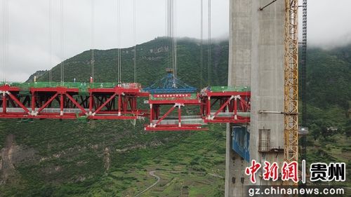 5月30日，貴州習(xí)水，世界山區(qū)峽谷第一高塔懸索橋——赤水河大橋最后一節(jié)鋼桁梁正在拼裝。赤水