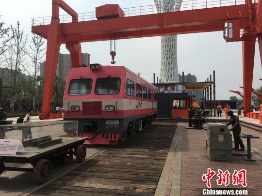 公園內(nèi)的火車車廂與貨場(chǎng)龍門吊等工業(yè)遺跡?！「呒t超 攝