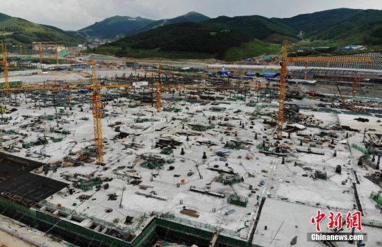 6月28日，航拍鏡頭下的河北張家口冬奧會(huì)太子城冰雪小鎮(zhèn)項(xiàng)目。太子城冰雪小鎮(zhèn)項(xiàng)目位于2022年冬奧會(huì)張家口賽區(qū)核心區(qū)，連接張家口賽區(qū)云頂和古楊樹(shù)兩個(gè)競(jìng)賽場(chǎng)館群，建成后將承擔(dān)賽時(shí)核心區(qū)配套保障功能，提供冬奧頒獎(jiǎng)、貴賓接待、交通換乘、休閑娛樂(lè)等服務(wù)，賽后將成為一座國(guó)際化四季度假小鎮(zhèn)。 中新社記者 楊艷敏 攝