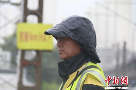 蘭州西工務(wù)段蘭州線路車間防護員雨中巡查。　王光輝 攝