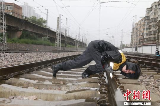 蘭州西工務(wù)段蘭州線路車間職工檢查線路幾何尺寸?！⊥豕廨x 攝