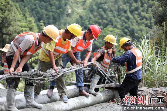 8月13日，融水苗族自治縣境內(nèi)的羅融二級(jí)公路施工路段，工人們正冒著37℃的高溫在進(jìn)行作業(yè)。