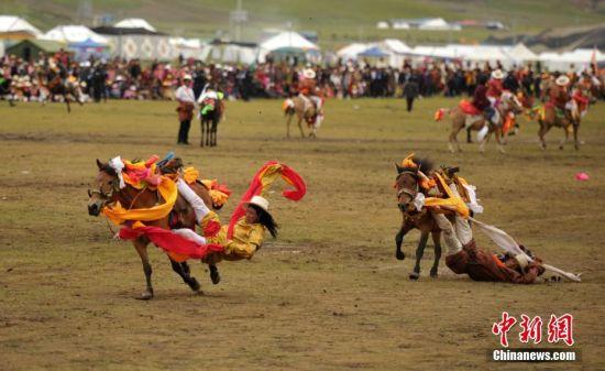 8月4日，四川理塘“八一”賽馬場上演一場精彩的馬術競技比賽，引來上萬民眾和游客觀賽。圖為牧民騎手進行五彩凌空競技。 中新社記者 劉忠俊 攝