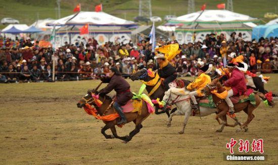 8月4日，四川理塘“八一”賽馬場上演一場精彩的馬術競技比賽，引來上萬民眾和游客觀賽。 中新社記者 劉忠俊 攝