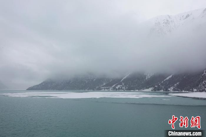 然烏湖春雪飄落?！∪轿木?攝