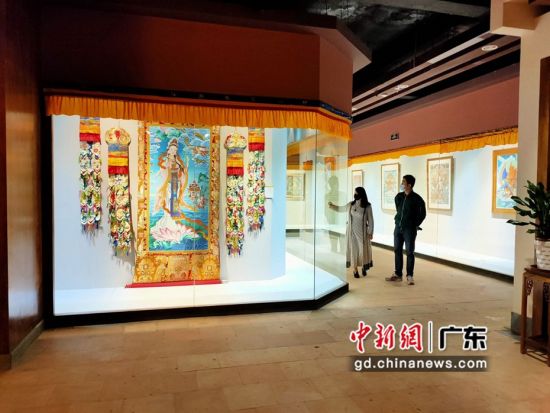 80余幅國家級非遺大師希熱布唐卡作品東莞展出。圖為展出的唐卡作品色澤鮮艷(徐倩 攝)