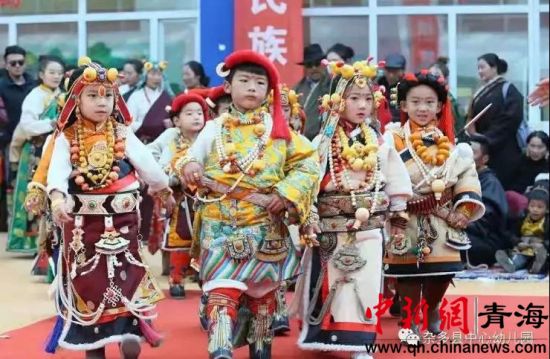 圖為雜多縣中心幼兒園開展了以“傳承非遺文化從我開始”為主題的親子活動暨首屆民間文化游戲節(jié)。