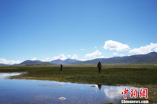 游客體驗(yàn)在藏徒步：一面是雪域美景，一面是城市巨變