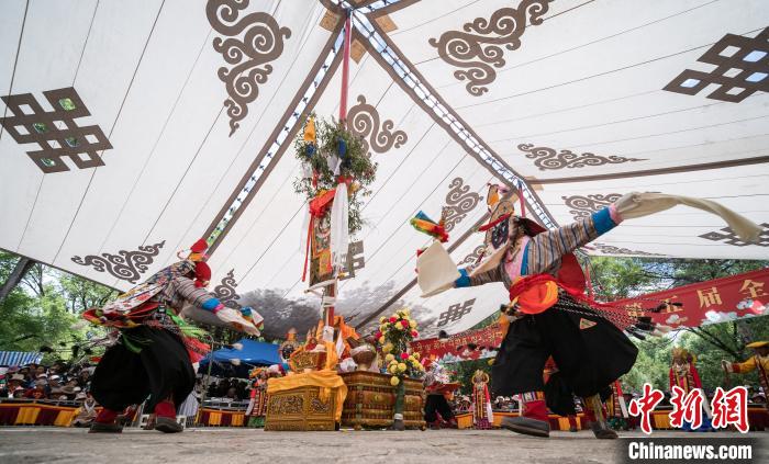 圖為2018年8月12日，西藏拉薩雪頓節(jié)期間，羅布林卡公園內(nèi)舉行的藏戲比賽吸引了眾多藏族民眾和國內(nèi)外游客前來觀看(資料圖)?！『闻罾?攝