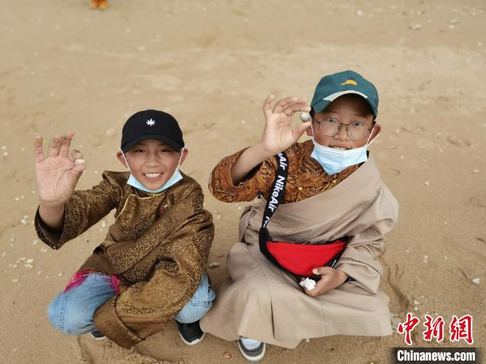 圖為西藏青少年在海邊拾貝殼。西藏航空 供圖