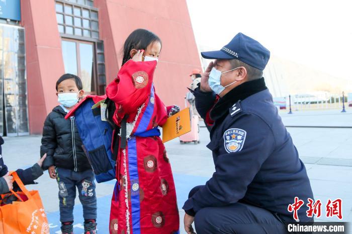 圖為小乘客向拉薩鐵路公安民警敬禮?！『铲i 攝