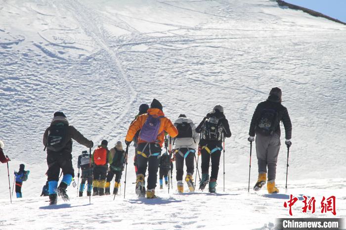 圖為2019年，普通民眾在洛堆峰體驗登雪山活動。資料圖 趙朗 攝