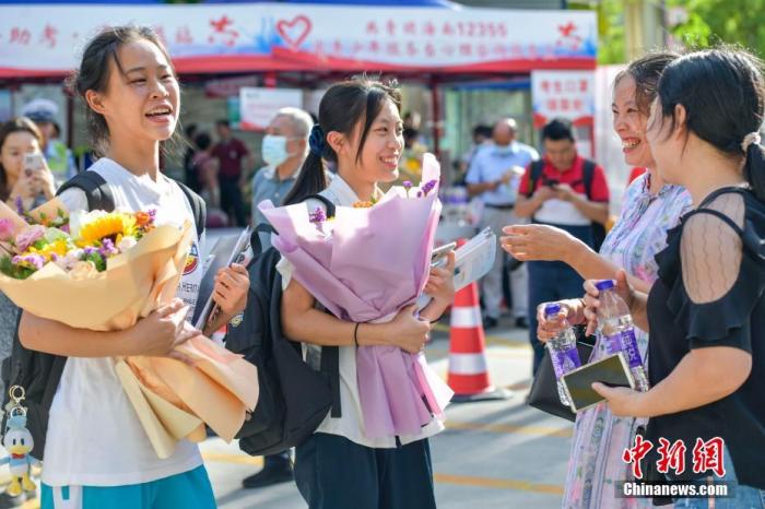 資料圖：6月10日，海南省?？谑泻Ｄ现袑W考點外，家長為剛剛走出考場的考生送上鮮花。當日，海南省2021年高考結束 。 <a target='_blank' ><p  align=