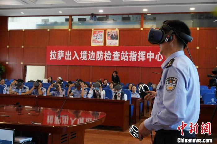 圖為移民管理警察、機場工作人員等體驗VR學黨史?！≯ㄔ?攝