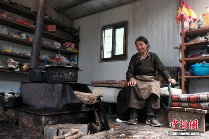 圖為8月6日，“玉麥姐妹”央宗在自家牧場放牧點的小屋里，她傳承了父親的生活習(xí)慣，喜歡待在牧場。 <a target='_blank' ><p  align=