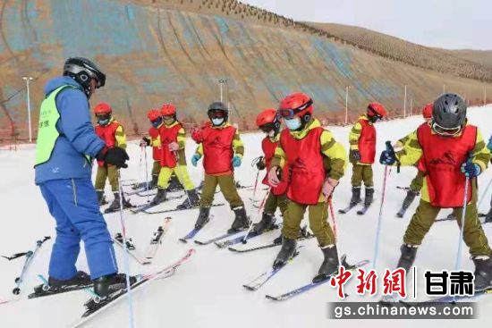 圖為天祝烏鞘嶺國(guó)際滑雪場(chǎng)游客享受冰雪運(yùn)動(dòng)樂(lè)趣。