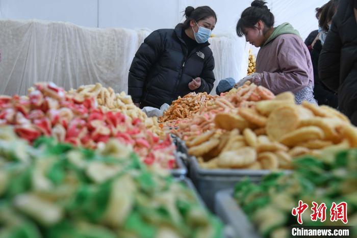 圖為拉薩市民選購(gòu)年貨“卡塞”?！∝暩聛?lái)松 攝