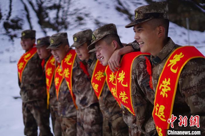 退伍老兵合照留念。　西藏山南軍分區(qū)某團(tuán)供圖