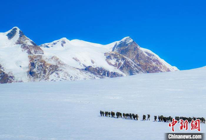 官兵攀爬、翻越、穿行在雪山?！∥鞑厣侥宪姺謪^(qū)某團(tuán)供圖