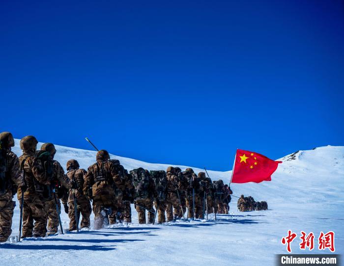 官兵攀爬、翻越、穿行在雪山?！∥鞑厣侥宪姺謪^(qū)某團(tuán)供圖