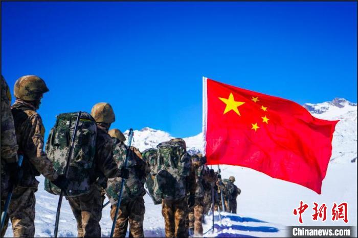 官兵攀爬、翻越、穿行在雪山?！∥鞑厣侥宪姺謪^(qū)某團(tuán)供圖