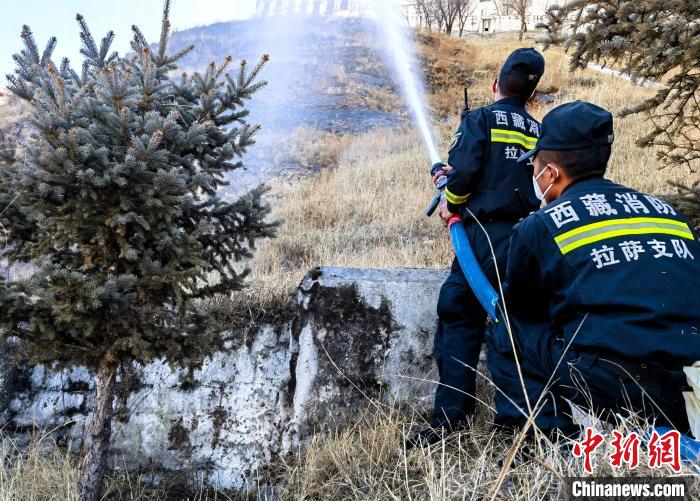 12月6日，布達(dá)拉宮消防救援大隊(duì)在布達(dá)拉宮山體林草區(qū)域開展?jié)窕ぷ鳌！㈣?攝