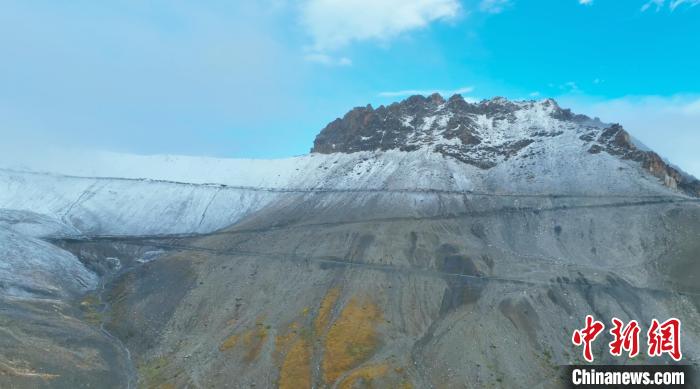 圖為邊壩縣降雪時(shí)夏貢拉山段路況?！∵厜慰h融媒體中心供圖