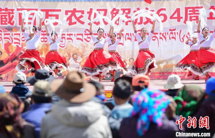 圖為墨竹工卡縣龍珠崗村，文藝演出現(xiàn)場(chǎng)?！∝暩聛?lái)松 攝