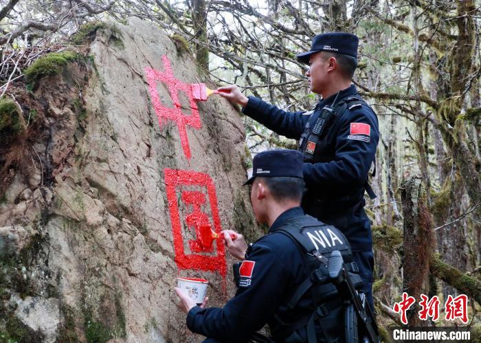 山南邊境管理支隊(duì)玉麥邊境派出所民警邊境巡邏途中在石頭上用油漆涂寫(xiě)“中國(guó)”二字 ?！∴嶇?攝