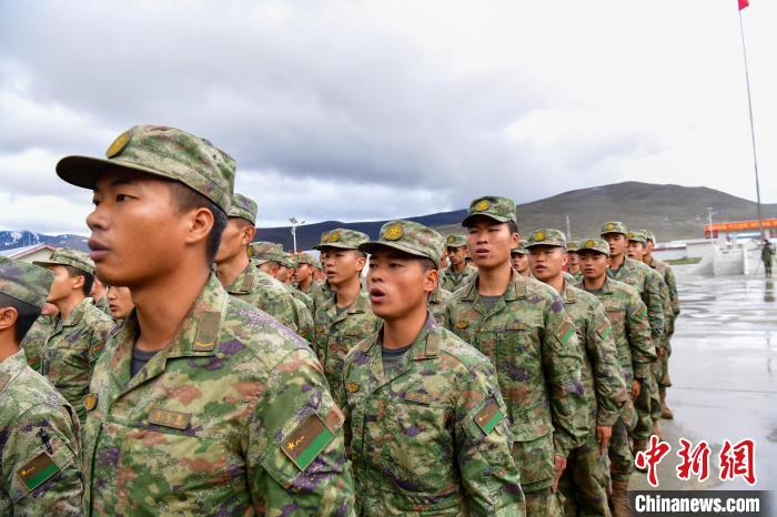 新兵重溫軍人誓詞。　賈治星 攝