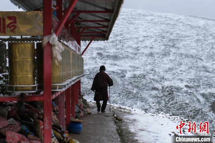 孜珠寺與雪山風光?！〗w波 攝