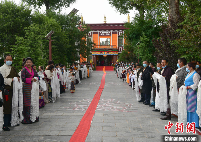 7月30日，在位于拉薩的雪林多吉頗章內(nèi)，各族各界信眾列隊(duì)歡迎班禪回藏?！?lt;a target='_blank' ><p  align=