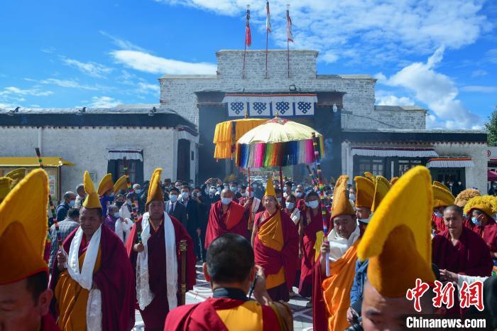 8月8日，全國(guó)政協(xié)常委、中國(guó)佛教協(xié)會(huì)副會(huì)長(zhǎng)、中國(guó)佛協(xié)西藏分會(huì)會(huì)長(zhǎng)班禪額爾德尼·確吉杰布從拉薩回到駐錫地扎什倫布寺。 <a target='_blank' ><p  align=