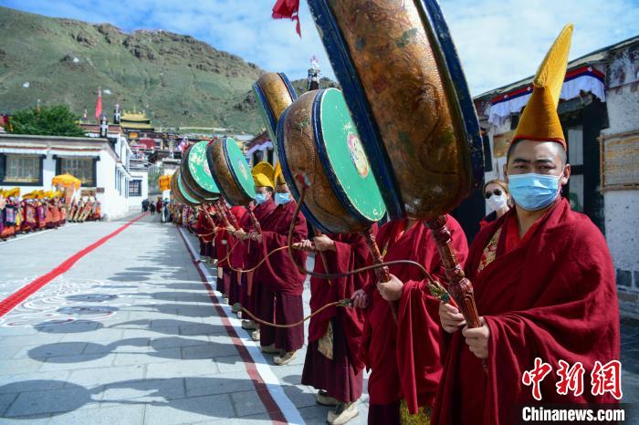 8月8日，班禪回到駐錫地扎什倫布寺，僧人們以最高規(guī)格的藏傳佛教傳統(tǒng)儀式迎接班禪到來(lái)。　 貢嘎來(lái)松 攝