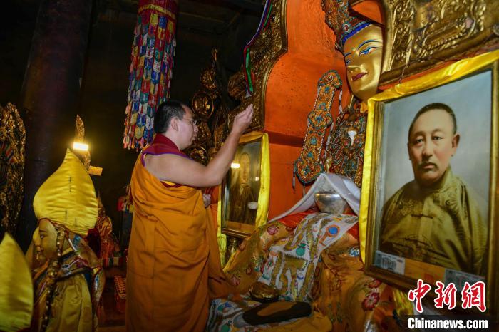 8月8日，班禪在扎什倫布寺措欽大殿朝拜佛祖釋迦牟尼佛像?！?貢嘎來(lái)松 攝