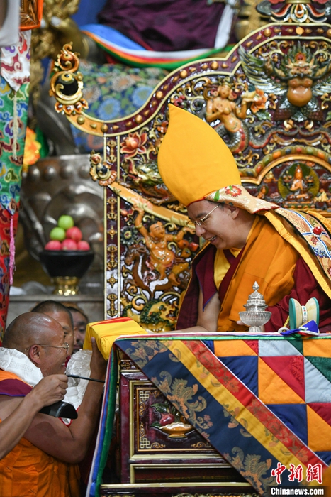 8月23日，班禪來到申扎縣色布寺禮佛、講經(jīng)，色布寺高僧向班禪敬獻經(jīng)書。<a target='_blank' ><p  align=