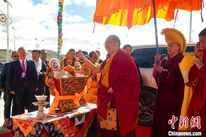 8月26日，班禪來到安多縣白日寺禮佛、講經(jīng)，該寺以最高禮儀迎請班禪。<a target='_blank' ><p  align=