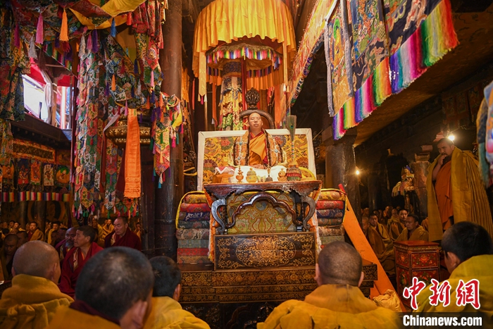 10月27日，扎什倫布寺舉行吉祥祈愿法會(huì)，慶祝班禪額爾德尼·確吉杰布獲得“嘎欽”學(xué)位。圖為班禪在法會(huì)上帶領(lǐng)僧人誦經(jīng)。<a target='_blank' ><p  align=