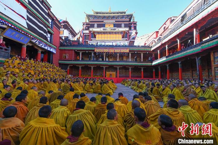 10月26日，班禪在扎什倫布寺多加大院參加“嘎欽”學(xué)位立宗答辯，全寺僧人齊聚一堂，共同見證這一殊勝時(shí)刻。<a target='_blank' ><p  align=