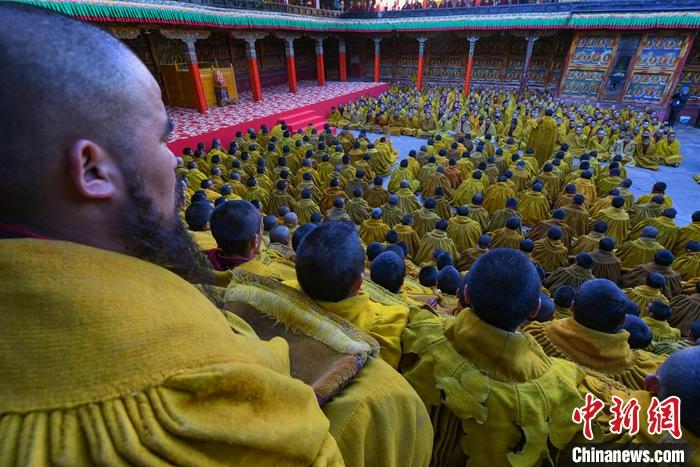 10月26日，班禪在扎什倫布寺參加“嘎欽”學(xué)位立宗答辯。圖為扎寺僧人在多加大院集體誦經(jīng)祈福。<a target='_blank' ><p  align=