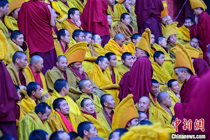 10月26日，班禪在扎什倫布寺參加“嘎欽”學(xué)位立宗答辯，圖為扎寺僧人同時(shí)在多加大院辯經(jīng)。<a target='_blank' ><p  align=