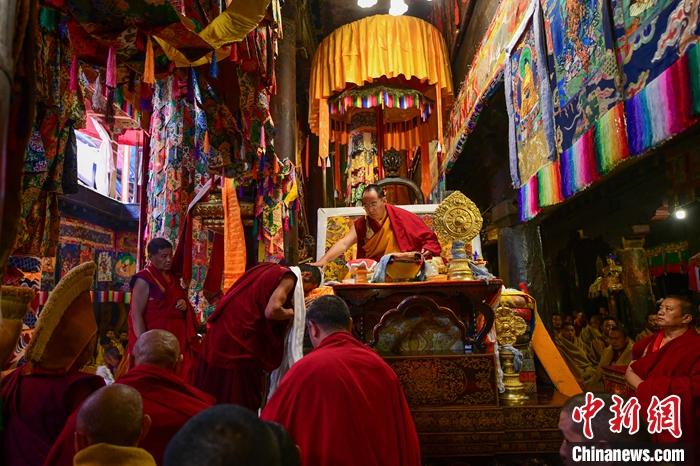 10月27日，扎什倫布寺舉行慶祝班禪額爾德尼·確吉杰布獲得“嘎欽”學(xué)位吉祥祈愿法會，班禪在法會上為僧人摸頂賜福。<a target='_blank' ><p  align=