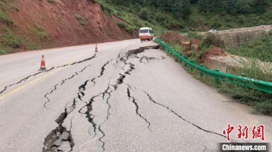 圖為發(fā)生路基下沉滑移險情的路段。果洛公路總段供圖