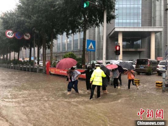 8月28日，青海省東部出現(xiàn)強(qiáng)降水天氣過(guò)程，其中西寧地區(qū)出現(xiàn)入汛以來(lái)雨量最大、強(qiáng)度最大的強(qiáng)降水過(guò)程。西寧交警供圖