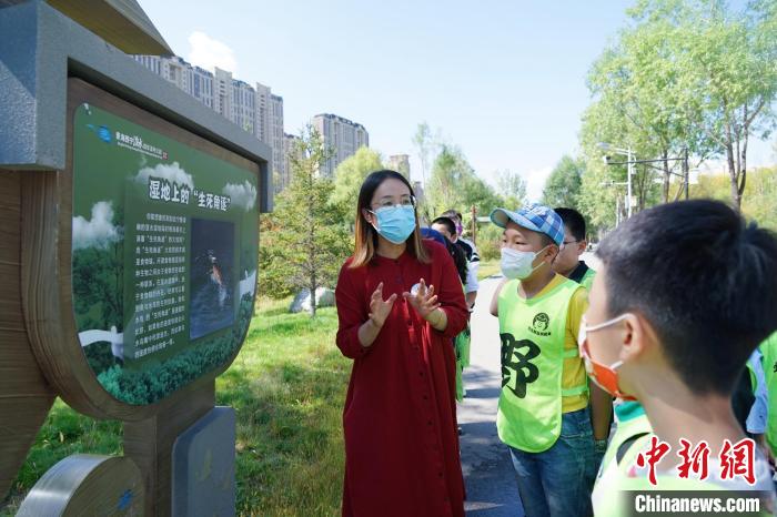 圖為小朋友在青海西寧湟水國家濕地公園內(nèi)學(xué)習(xí)濕地知識?！●R銘言 攝