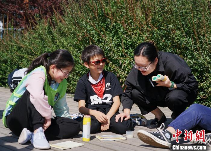 圖為小朋友在青海西寧湟水國家濕地公園內(nèi)認(rèn)識植物并進(jìn)行繪畫?！●R銘言 攝