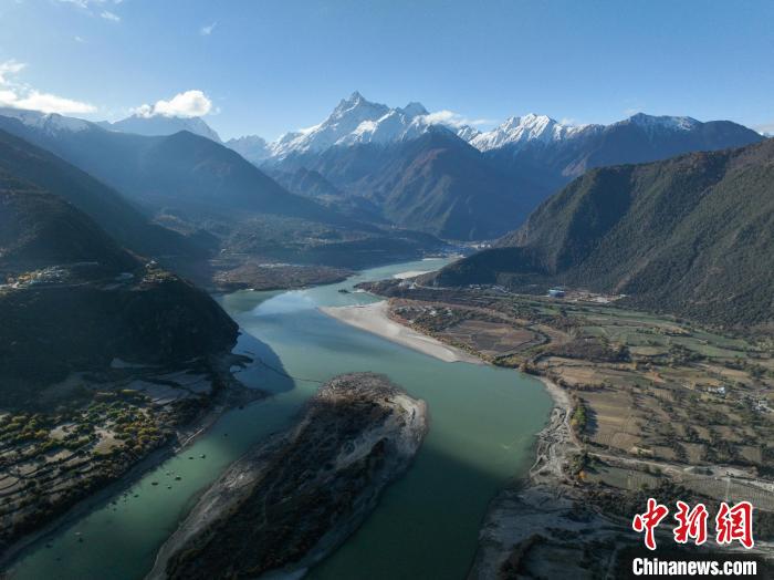 西藏林芝雅魯藏布大峽谷的雪山風(fēng)光。　董志雄 攝