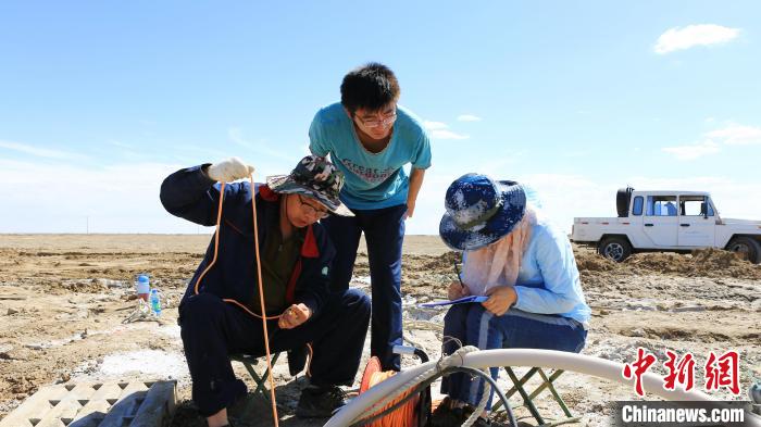 圖為專家測量鹽湖鹵水水位。(資料圖) 柴綜院 供圖