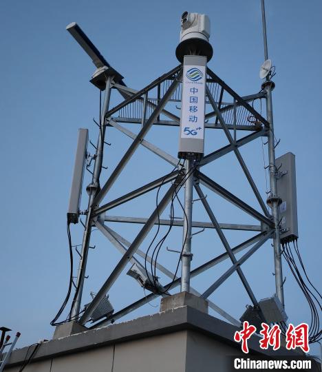 資料圖為建在龍羊峽湖區(qū)內(nèi)的5G基站?！∏嗪Ｒ苿?dòng)海南分公司供圖