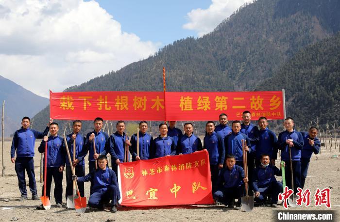 林芝市巴宜區(qū)森林消防中隊志愿服務(wù)隊合影留念。　西繞拉翁 攝